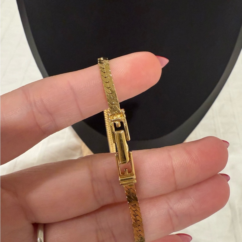 Givenchy Gold Chain Necklace with Iconic Pendant - Picture 5 of 5